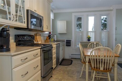 Very functional kitchen adjoins a...