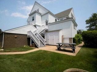 42 W Main Rd unit 2R, Middletown, RI 02842 - photo 2