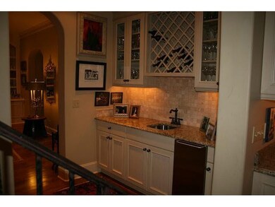 butler's pantry with sink and ice maker