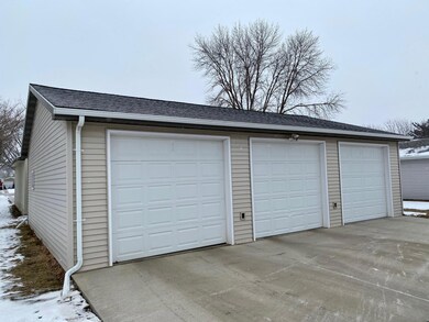 1511 E 3rd Ave, Mitchell, SD 57301 - photo 6