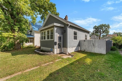 1046 12th St NE, Cedar Rapids, IA 52402 - photo 2