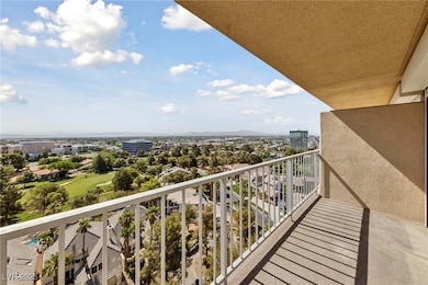 Balcony featuring a mountain view
