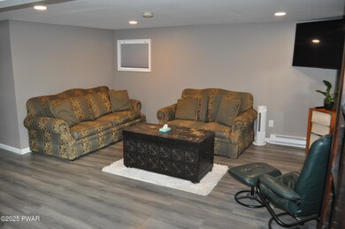 25 Lizzy Ln unit 2nd floor, Waymart, PA 18472 - photo 3