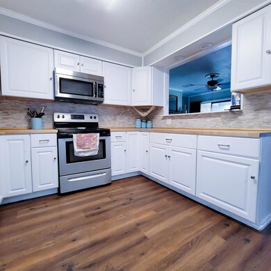 812 Phillips Dr, Ennis, TX 75119 - photo 2