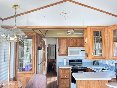 Kitchen:diningarea