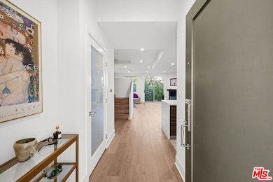 108 S Croft Ave unit 102, Los Angeles, CA 90048 - photo 2