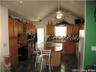 5818 Lake Erie Dr, Louisville, KY 40291 - photo 4