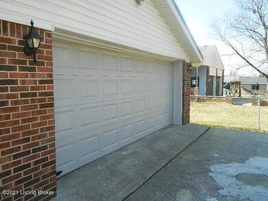 8706 Michael Ray Dr, Louisville, KY 40219 - photo 4