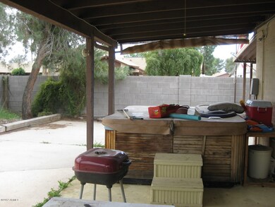 Covered patio with spa