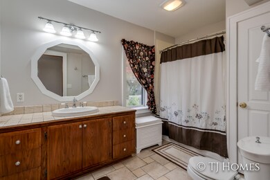 941 Flat St NE-26