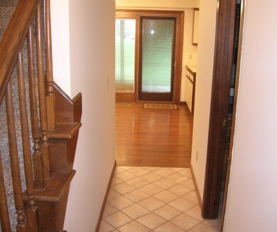 5 Entry Hall to Eating Space