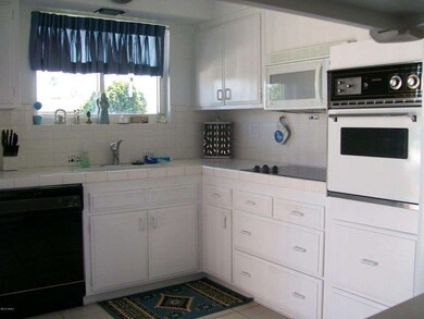 LIGHT & BRIGHT KITCHEN