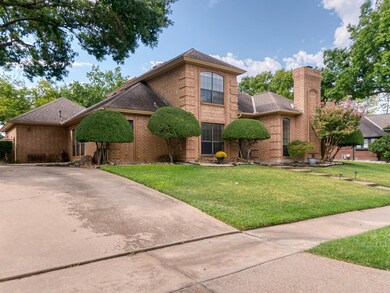 2204 Pine Thicket Ln, Bedford, TX 76021 - photo 2