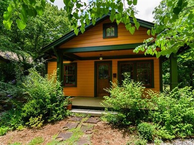 Main house covered fron porch- 2 blocks to all WAV