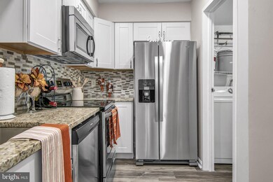 9589 Hagel Cir unit E, Lorton, VA 22079 - photo 2