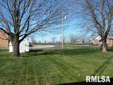 450 Southgate St, Lincoln, IL 62656 - photo 2