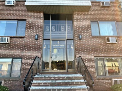 4 Hallmark Gardens unit 6, Burlington, MA 01803 - photo 2