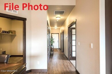Front Entry - Hallway (1)