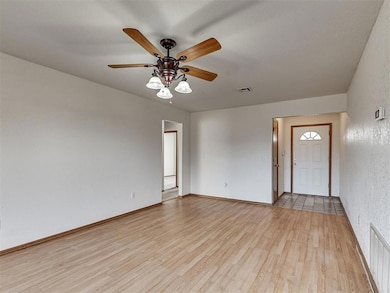 1924 Parkside Dr, Moore, OK 73160 - photo 7