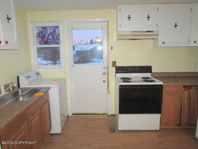 111-145728 Kitchen (2)