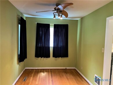 Dining Room w Beautiful Hardwood