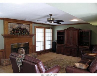 Den/Family/Great Room. Recessed lighting and more!