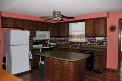 Kitchen w/ Island