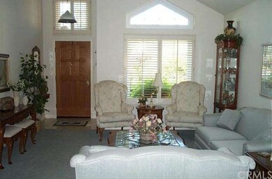 LIGHT AND BRIGHT LIVING ROOM.