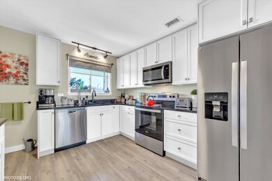 610 Cobblestone Cir unit F, Glenview, IL 60025 - photo 2