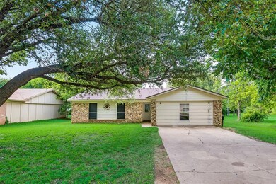 1209 Davis St, Cleburne, TX 76033 - photo 4