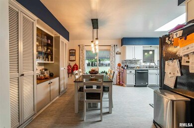 110 Bond St, Lincoln, IL 62656 - photo 5