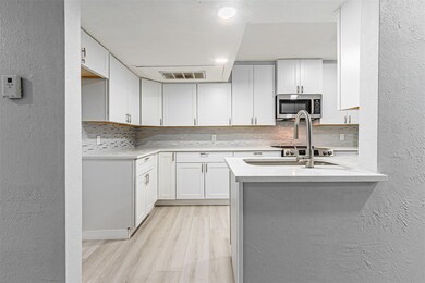 Kitchen with decorative backsplash, kitchen penins