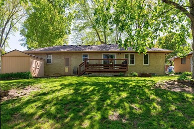 4048 42nd St, Des Moines, IA 50310 - photo 2