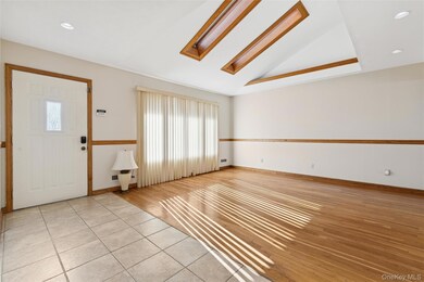 7 Joyce Ln, ComMacK, NY 11725 - photo 6