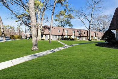 35 Newbrook Ln unit 35, Bay Shore, NY 11706 - photo 3