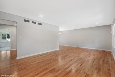 409 W Gartner Rd, Naperville, IL 60540 - photo 3