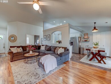 237 Robin Ct, Creswell, OR 97426 - photo 5