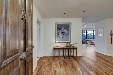 Spacious entry hall !