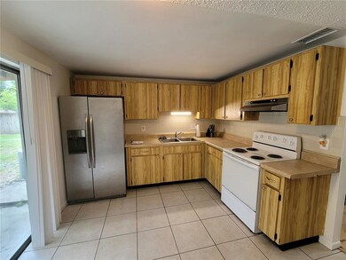 3719 Meadowbreeze Dr, Tampa, FL 33619 - photo 4