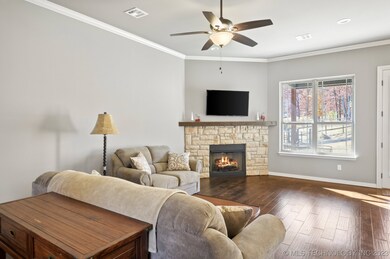 Living Room/Fireplace
