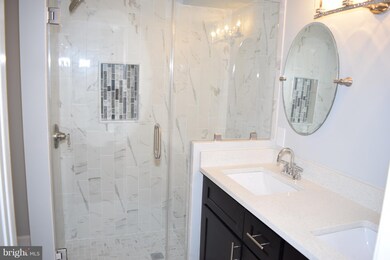 5717 Mayfair Manor Dr, Rockville, MD 20852 - photo 4