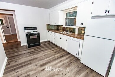 1102 Cedar St, Raymond, WA 98577 - photo 6