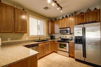 Kitchen w/granite/42'cabs/SSappl