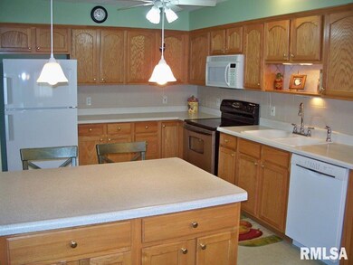 2413 W 54th St unit 8, Davenport, IA 52806 - photo 6