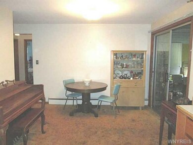 Kitchen Dining. Leads to SUNROOM.
