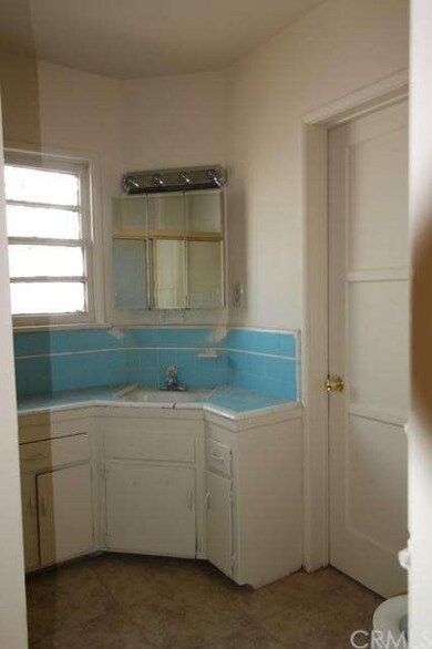 Down Stairs Full Bathroom: Fresh paint and new Til