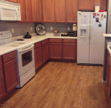 GREAT LARGE KITCHEN WITH LARGE CABINETS