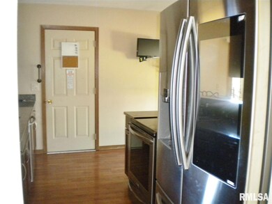 6411 N Howell St, Davenport, IA 52806 - photo 5