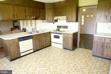 9521 Brink Rd, Gaithersburg, MD 20882 - photo 5