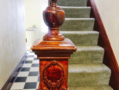 Entry/Foyer.